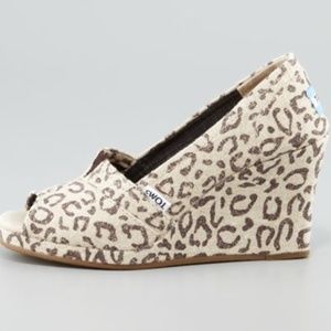 TOMS Snow Leopard Peep Toe Wedges Shoes Size 6